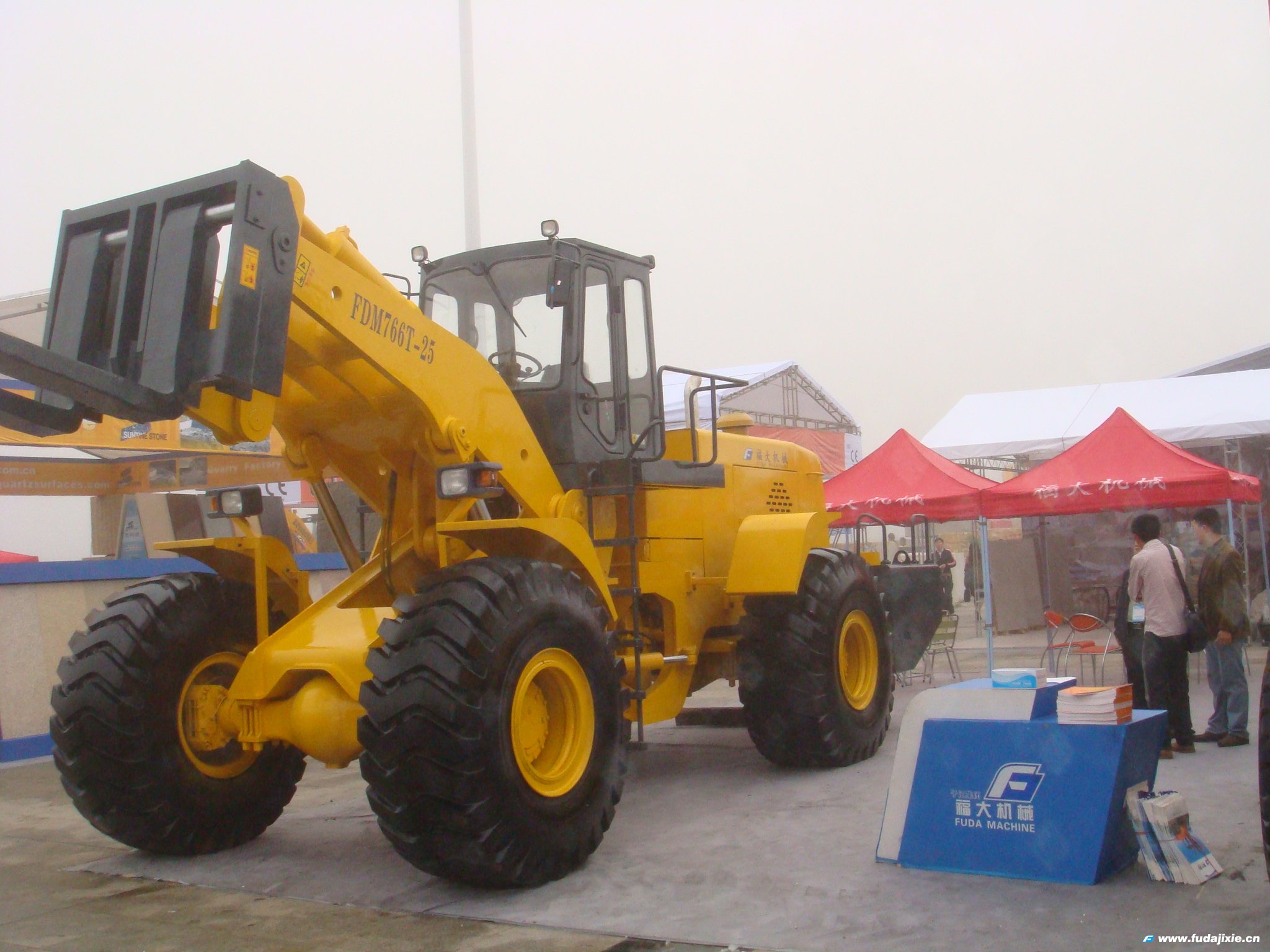 福大25吨叉装车FDM766T-25亮相2011年厦门安博网_安博（中国）有限公司